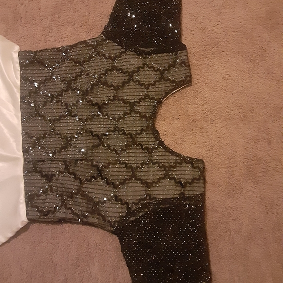 A woman dress block and white color custom made. - Picture 4 of 7